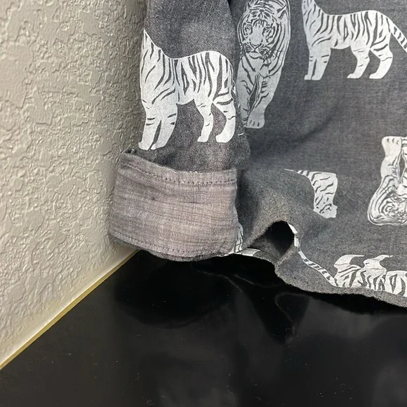 Gray and white tiger shirt size 6/7 - Picture 3 of 4
